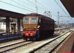 E 428 151 setzt im Bahnhof Ferrara um (Oktober 1986). Im Gegensatz zu den in den Jahren 1934 -1938 gebauten Lokomotiven E 428 001-122 erhielten die E 428 123 - 203 (Baujahre 1939/1940) eine  stromlinienfrmige  Front. 