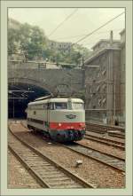 Aus einem fahrenden Zug konnte ich die formschöne FS 444 080  Tartaruga  im Bahnhofsvorfeld von Genova Piazza Principe im Juni 1985 fotografieren. 
(Gescanntes Negativ)