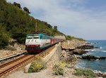 Die E 444 073 mit einem EC am 27.05.2016 unterwegs bei Cervo.