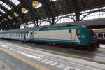 Die Elektrolokomotive E.464 510 im Zentralbahnhof von Mailand.