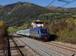 Die E 464 709 mit einem Regionalzug am 12.10.2017 bei der Ausfahrt aus Gossensass.