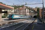 E464.147 schiebt einen Regionalzug aus dem Bahnhof von Finale Ligure in Richtung Genua (29.10.2017).
