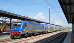 E 464 647 verlässt mit einer VIVALTO-Nahverkehrsgarnitur als R 3069 (Lucca - Firenze S.M.N.) den Startbahnhof Lucca, 06.09.2018.