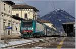 Die FS E 464 063 wartet mit einem Trenord-Regionalzug in Domodossola auf die Rückfahrt nach Milano.