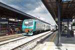 E.464 185 der FS mit Regionale 1661 (Udine - Venezia S. Lucia) bei der Bereitstellung im Bahnhof von Udine.
16.08.2019, ca. 16:05 Uhr. 

EXIF-Daten: SONY SLT-A58, Aufnahmezeit: 2019:08:16 16:04:58, Belichtungsdauer: 1/800, Blende: 45/10, ISO: 400, Brennweite: 280/10, Flash: no