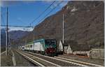 Die Trenord E 464.284 erreicht mit einem Nahverkehrszug von Domodossla nach Milano den Bahnhof Premosello-Chiovenda.

4. Dezember 2018