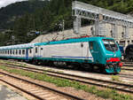 Trenitalia E464 323 zieht einen Regionalzug nach Bologna Centrale. Hier bei der Ausfahrt aus dem Bahnhof Brenner/Brennero. Aufgenommen am 23.08.2021