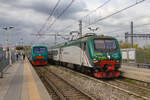 Am 30.03.2023 zieht E464.409mit Regionalzug im Bahnhof Milano Floriani an der S9 nach Saronno vorbei. 