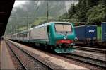 E464 038 steht mit einem Regionalzug im Bahnhof Brennero/Brenner.