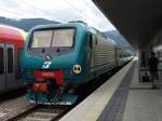 E464 mit Wendezug der FS im Bf. Bruneck.
Diese Baureihe hat auf der Zugseite ein Gepckabteil statt eines Fhrerstandes.