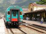 Trenitalia,Regional Wendezug aus Bozen mit Lok 464.038 am anderen Ende.Im Bild der Steuerwagen.Die runde schwarz/gelbe Tafel rechts,gibt an,das es sich um ein Pendelzug handelt.Meran 06.05.05