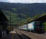 464-068 verlt Sterzing, indem sie ihren Regionalzug auf den Brenner schiebt. Mai 2012 kHds