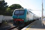 In Montalto di Castro steht bereit ein Regionalzug Richtung Rom. E464 319 als Zuglok. Aufnahme am 30.05.2012