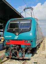 22.8.2014 19:58 FS E.464 674 mit einer Regionalzuggarnitur im Bahnhof Venezia Santa Lucia. 