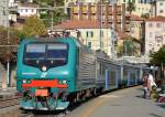 Die E 464 650 kommt mit dem R 6214 nach Ventimiglia im Bahnhof Imperia Oneglia.
Diese Einheit gehört zu einer der letzten Produktionschargen, mit UIC-Nummer an der Seiten. 13.04.2014