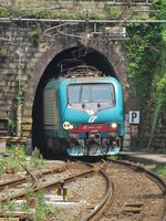 07.06.2016 14:19 FS E 464. 103 mit einem Regionalzug aus Sestri Levante nach Savona bei der Einfahrt in S.Margherita Ligure Portofino.  