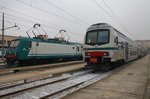 464.281 steht am 1.10.2016 mit dem R2866 nach Conegliano in Venezia Santa Luica, daneben wartet eine abgestellte Dosto-Einheit mit 464.562 auf neue Leistungen.