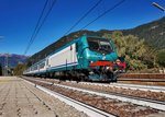 E 464.035 hält mit dem R 20721 (Brennero/Brener - Merano/Meran) in der Haltestelle Campo di Trens/Freienfeld.
Aufgenommen am 16.10.2016.