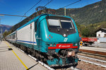 Schublok E 464.033 hält mit R 20716 (Merano/Meran - Brennero/Brenner), in der Haltestelle Campo di Trens/Freienfeld.
Aufgenommen am 26.10.2016.
