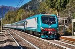 E 464.360 fährt mit dem RV 2261 (Brennero/Brenner - Bologna Centrale) in die Haltestelle Campo di Trens/Freienfeld ein.