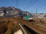 Die E 483 002 mit einem Schrottzug am 18.11.2017 unterwegs bei San Michele all'Adige.