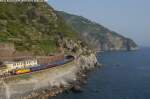 The E483.018 of ArenaWays haul the Autoslaap train from Livorno Centrale to S' Hertogenbosch, here in transit in Manarola.