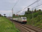 E483.023ER (Ferrovie Emilia Romagna) mit einem Gterzug in die Richtung von Pisa in die Nhe von das ehemalige Bahnhof Montignoso am 9-5-2012.