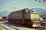Ein Bild aus längst vergangen Tagen: Vor der Inbetriebnahme von Domo II (ein großer Rangierbahnhof südlich von Domodossola) wurden die Güterzüge in Brig (Zolltechnich) und Domodossoal (Lokwechsel)  behandelt . Das Bild zeigt die FS E 626 637 bei der Übernahme eines Güterzuges in Domodossola im März 1993.