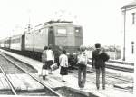 Im Frhling 1983 verkehrt die E 636 005 mit einem Locale auf der Brennerstrecke. Beachtenswert sind auch die alten Abteilwagen ( Centoporti  =  hundert Tren  genannt).