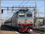 Im Regionalzug von Milano nach Lecce. 1.Tag 05.04.2011
Ein IR mit der 632 027 fhrt in Fidenza ein.
