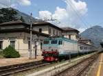 Die E 633 096 am 02.07.2009 mit einem Nahverkehrszug in Domodossola.