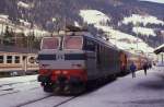 FS Elektrolok E 633007 spannt vor eine sterreichische Wagen Garnitur im
Grenzbahnhof San Candido / Innichen am 21.01.2991.