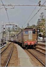 Die FS E 636 072 erreicht mit einem Schnellzug den Bahnhof von San Remo. Das Bild zeigt wie eng es auf dem nicht sehr grossen Bahnhof von San Remo war, schmale Bahnsteige mussten genügen. Da die viel befahrene Stecke im Bereich von San Remo nur eingleisig war, kreutzen sich hier recht oft Züge.

Analogbild vom Juni 1985