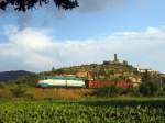 eine 636 auf der alten Strecke Firenze-Roma. Hier passiert der Zug das Castello di Montecchio bei Castiglion Fiorentino (Nhe Cortona) 