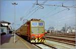 Die FS E.645.088 wartet in Domodossola mit einem Nahverkehrszug auf die Abfahrt nach Milano. 

Analog Bild vom März 1997
