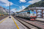 E652 172 und E652 001 von MERCITALIA RAIL durchfahren als LZ den Bahnhof Pontebba.