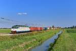 E 652 117 mit einem Containerzug am 05.09.2018 bei Reggio Emilia. 