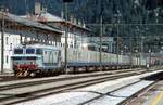 FS-Trenitalia E.652 123 mit einem Roadrailerzug der BTZ (Bayerische Trailerzug Gesellschaft fr bimodalen Gterverkehr) wartet auf die Abfahrt in Richtung Bolzano/Brenner (Bahnhof Brennero/Brenner,