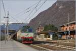 Mit etlichen von einem grösseren Industriekomplex an der RFI Strecke 14 abgeholten Hochbordwagen wartet die FS Trenitalia E 652 110 in Premosselo Chiovenda auf die Weierfahrt auf der RFI Strecke