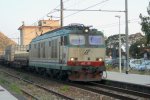 E652 051 kommt mit einem gemischten Gterzug aus Reggio Calabria(I) in Richtung Napoli(I) fhrt durch Ascea(I) bei Abendsonne.
