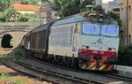 10.06.2016 17:20 FS E.652 171 mit einem Güterzug bei der Durchfahrt durch den Bahnhof Rapallo in Richtung Genua.