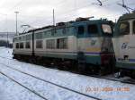 Ohne das jetzt bse zu meinen: bei vielen italienischen Lokomotiven hat man den Eindruck, da sie eigentlich nur noch aus Gewohnheit fahren. Am 3.1.2009 war ein derartiges 120t-Ungetm der Baureihe E655 auf dem Bahnhof Tarvisio-Boscoverde abgestellt.