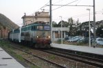 Drei E-Loks kommen mit einem Gterzug aus Reggio-Calabria(I) und fahren durch Ascea(I) in Richtung Napoli(I) bei Abendsonne.