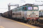 E655 506 fhrt mit einem Kesselzug durch Alessandira(I) in Richtung Novara(I) bei Abendsonne.
5.9.2011