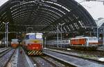 Blick in die Halle des Bahnhofes Milano Centrale im April 1996: Links eine unbekannte E 656, in der Bildmitte die E 656 201, rechts die E 444 187. Damals dominierten noch die Lokomotiven, heute beherrschen Triebwagen das Bild.