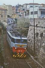 Im März 1987 befördert E 656 419 in Imperia einen Schnellzug in Richtung Genua. Auf dieser kurvenreichen eingleisigen Strecke waren die Züge mit maximal 90 km/h unterwegs. Seit dem 11.12.2016 ist das Geschichte, heute verkehren die Züge mit bis zu 180 km/h auf einer Neubautrasse.