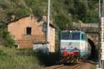 E656 606 verlaesst mit einem Personenzug aus Richtung Calabrien kommend den Tunnel in Castellammare di Vli; 04.11.2007