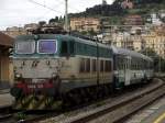 Diese E656 braucht sicherlich eine neue Lackierung...
Die sogenannten XMPR-Farben (mit weißen, grünen und blauen Farbtönen) sind nicht sehr beliebt bei den italienischen Eisenbahnfreunde.
(E656 274 - EXP 14053 - Imperia Oneglia - 20.05.2014)