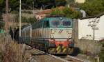 Die E 656 082 kommt aus einem Tunnel, nicht weit vom Bahnhof Imperia P.M., mit einem Pilgerzug nach Lourdes.