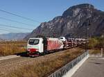 Die EU 43 004 mit einem Güterzug am 18.11.2017 unterwegs bei Salorno.
